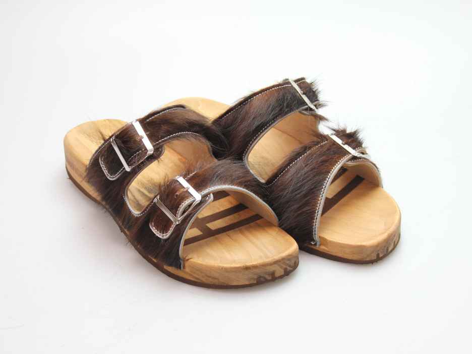 Bewegliche Sandale mit 2 Riemen in Fell