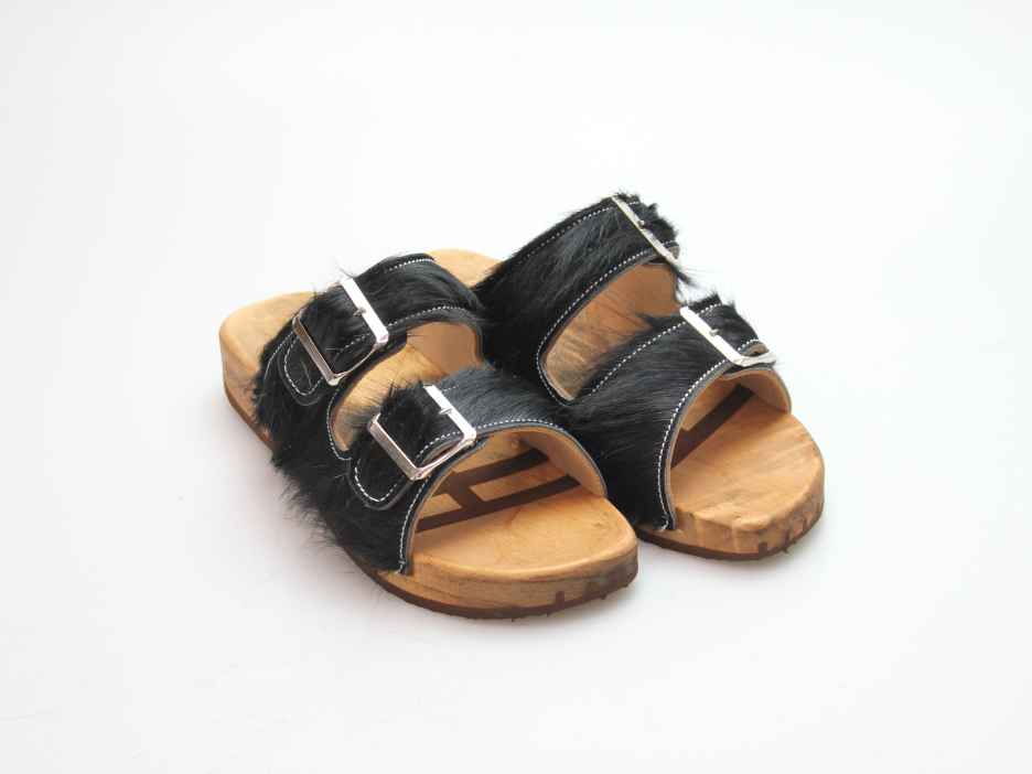 Bewegliche Sandale mit 2 Riemen in Fell