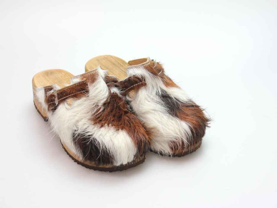Clogs mit Absatz in Fell