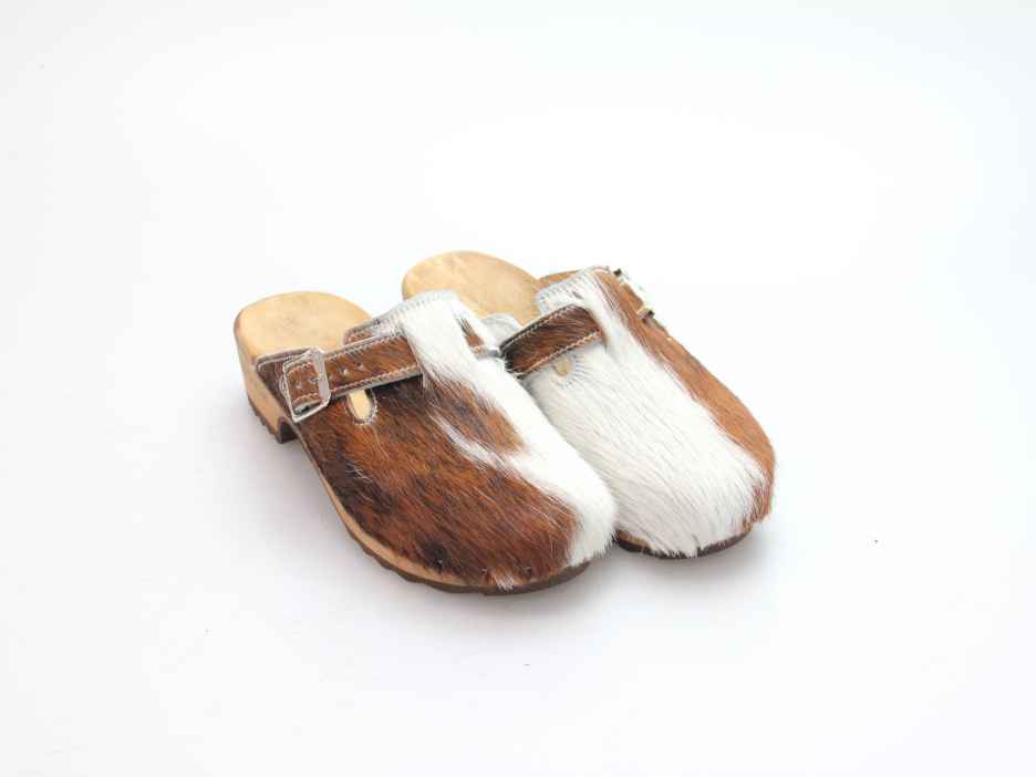 Clogs mit Absatz in Fell
