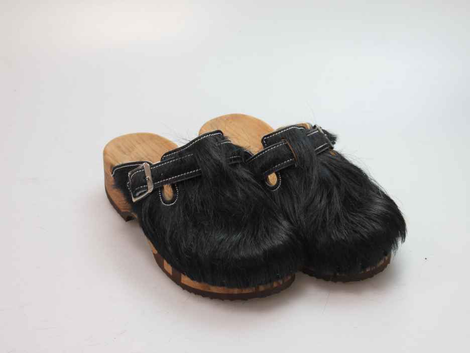 Clogs mit Absatz in Fell