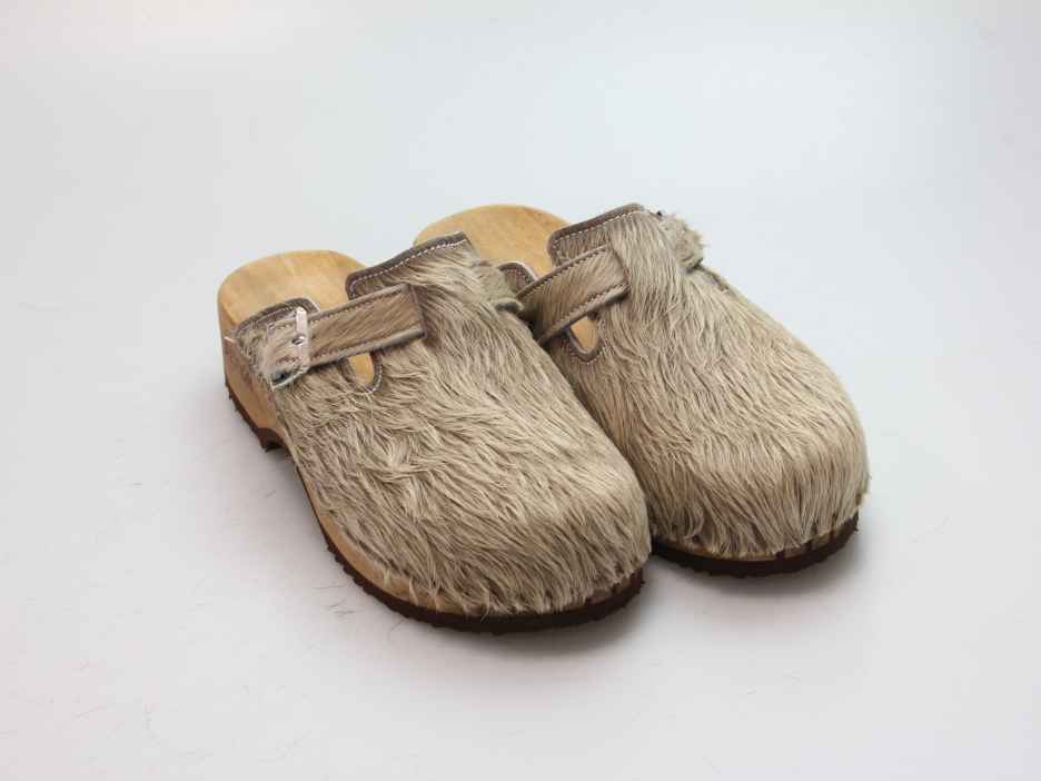 Clogs mit Absatz in Fell