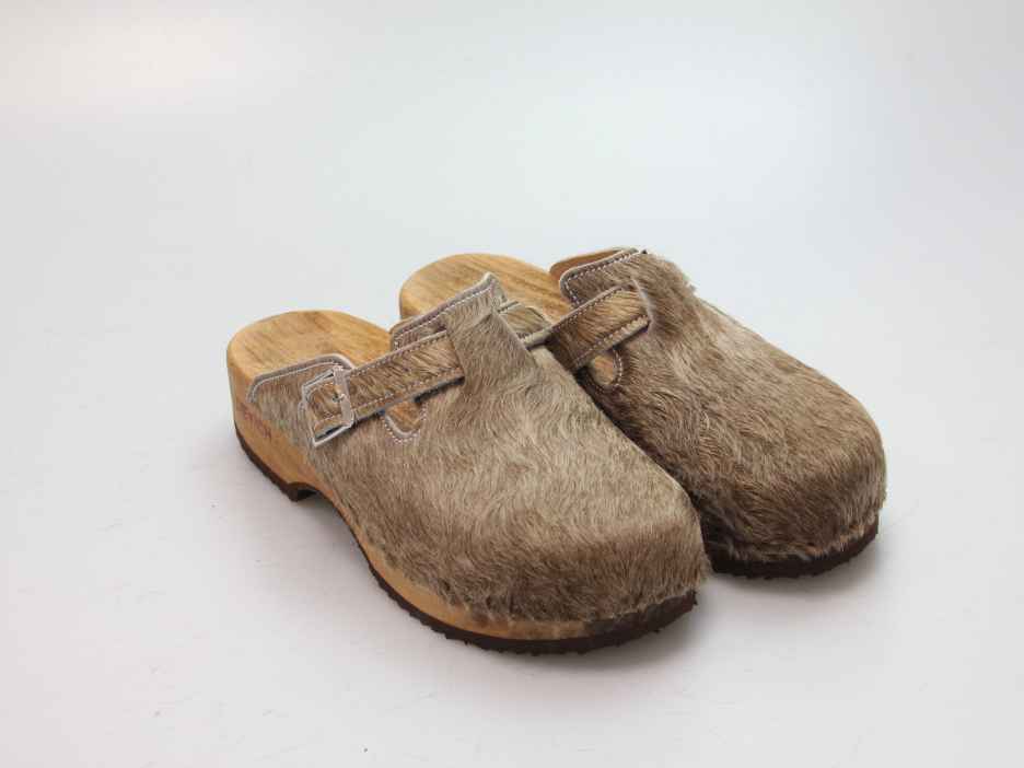 Clogs mit Absatz in Fell