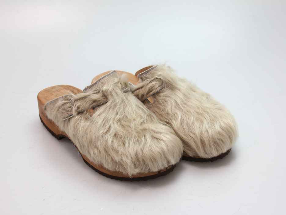 Clogs mit Absatz in Fell