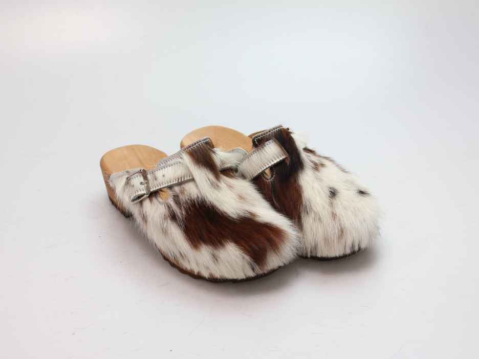 Clogs mit Absatz in Fell