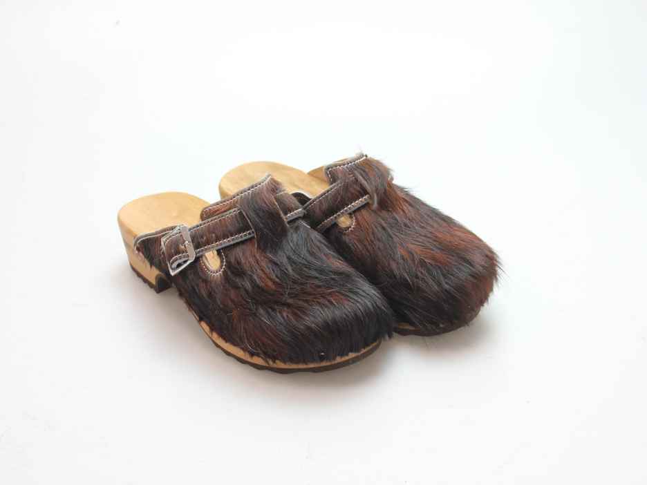 Clogs mit Absatz in Fell