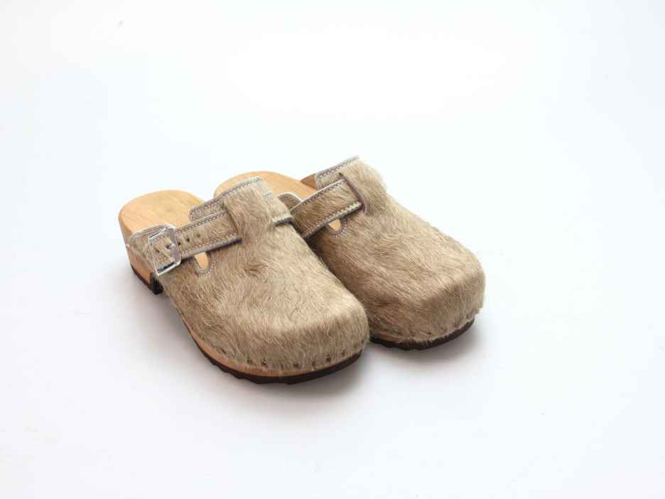 Clogs mit Absatz in Fell