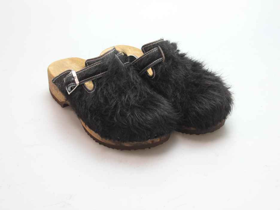 Clogs mit Absatz in Fell