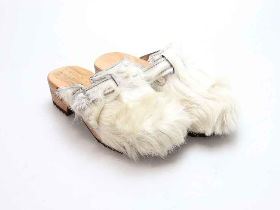 Clogs mit Absatz in Fell