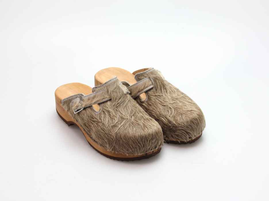 Clogs mit Absatz in Fell