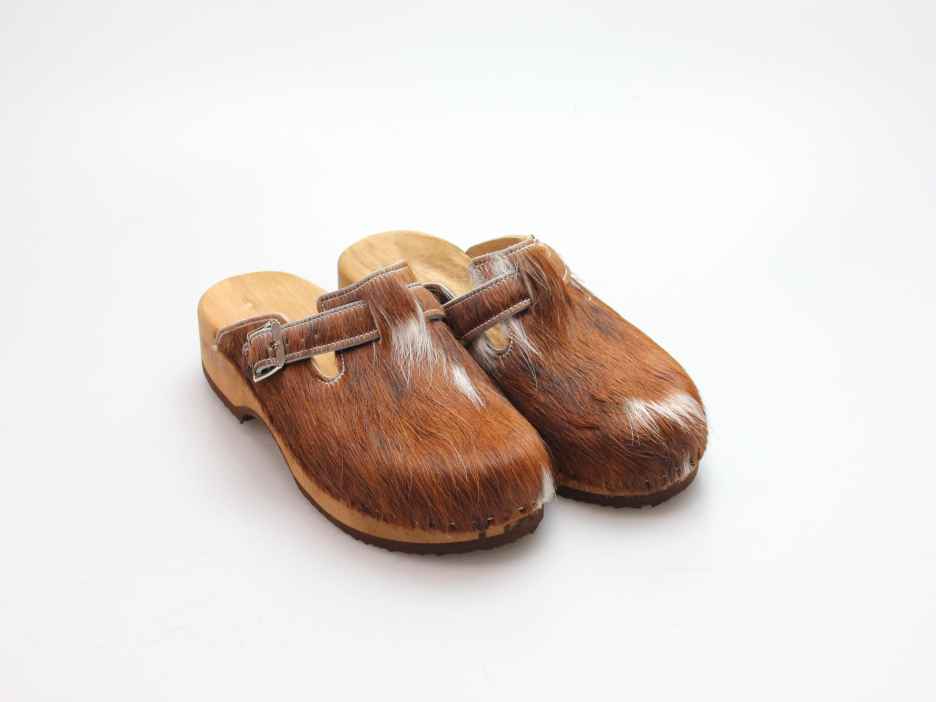 Clogs mit Absatz in Fell