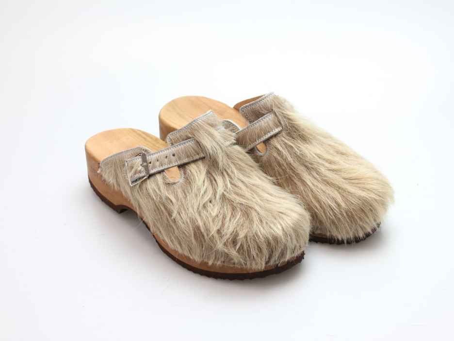 Clogs mit Absatz in Fell