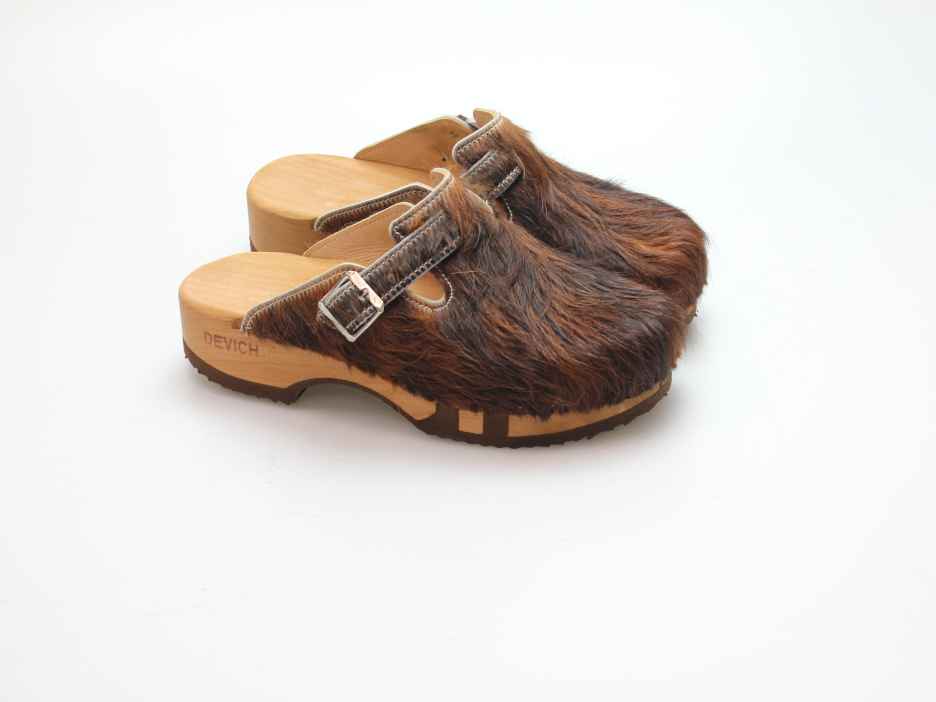 Bewegliche Clogs mit Absatz in Fell