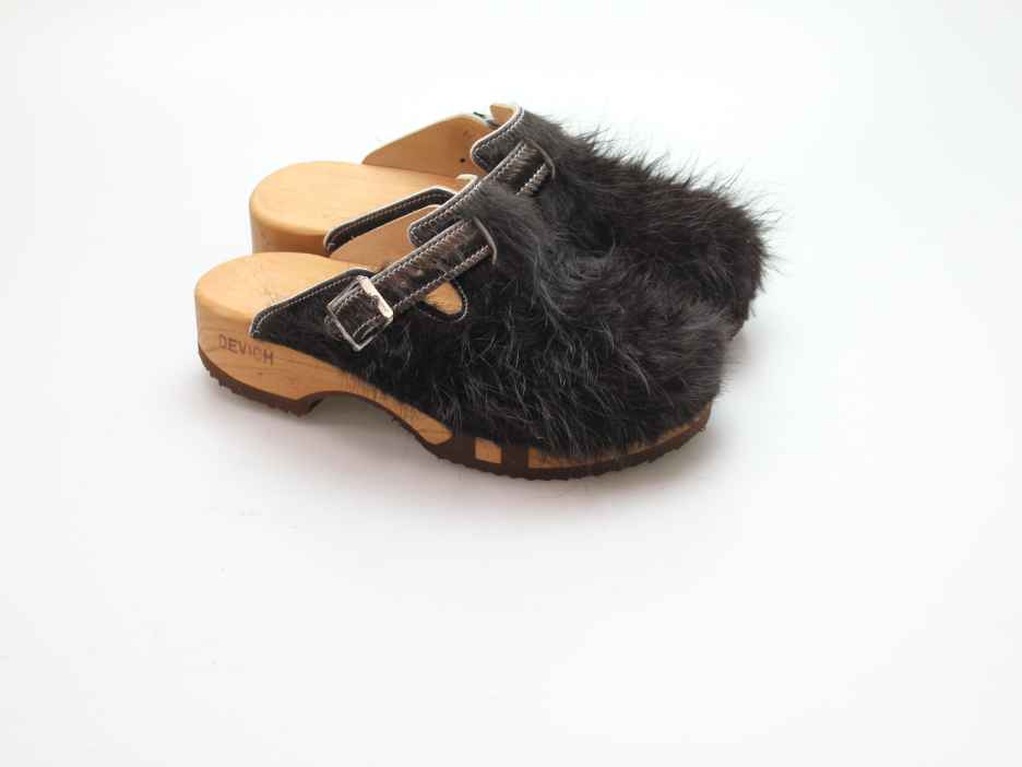 Bewegliche Clogs mit Absatz in Fell