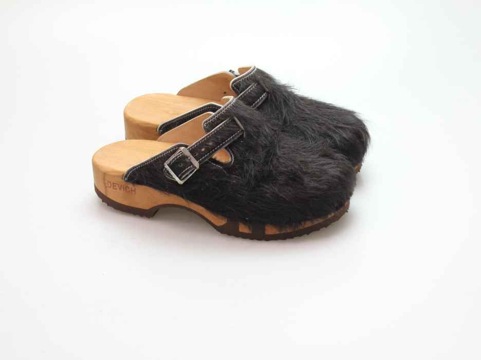 Bewegliche Clogs mit Absatz in Fell
