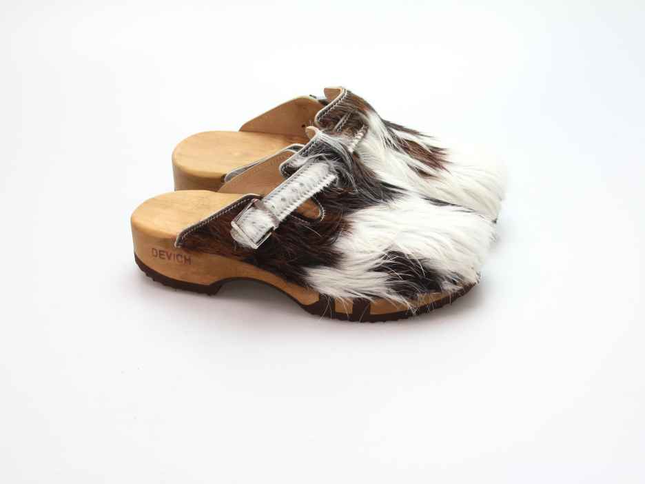 Bewegliche Clogs mit Absatz in Fell