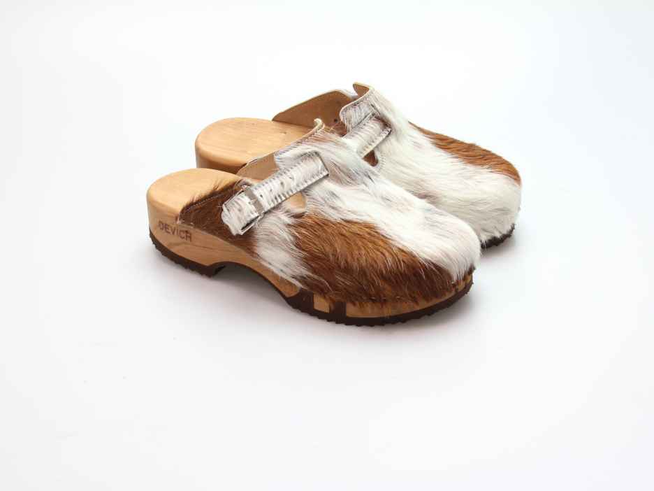 Bewegliche Clogs mit Absatz in Fell