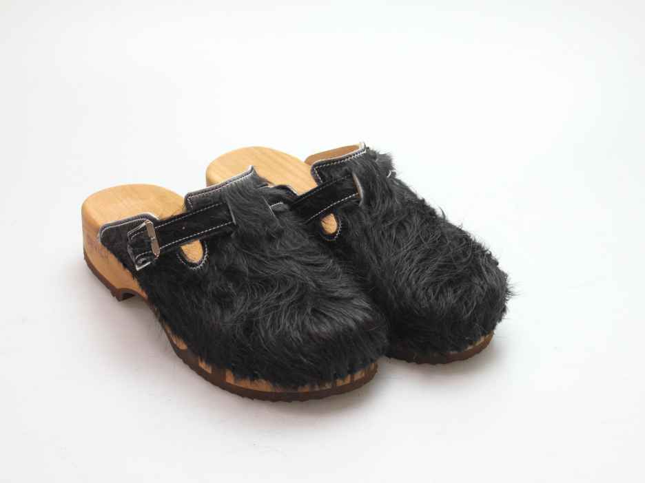 Bewegliche Clogs mit Absatz in Fell