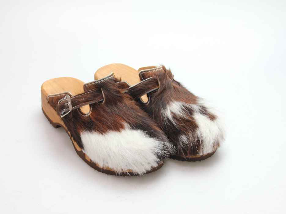 Bewegliche Clogs mit Absatz in Fell