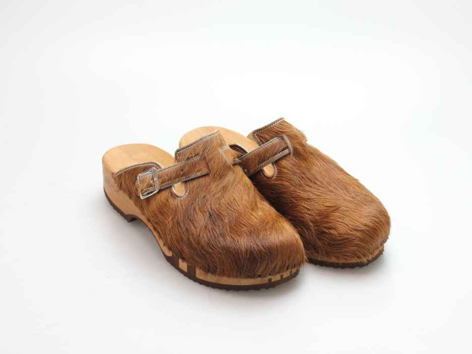 Bewegliche Clogs mit Absatz in Fell