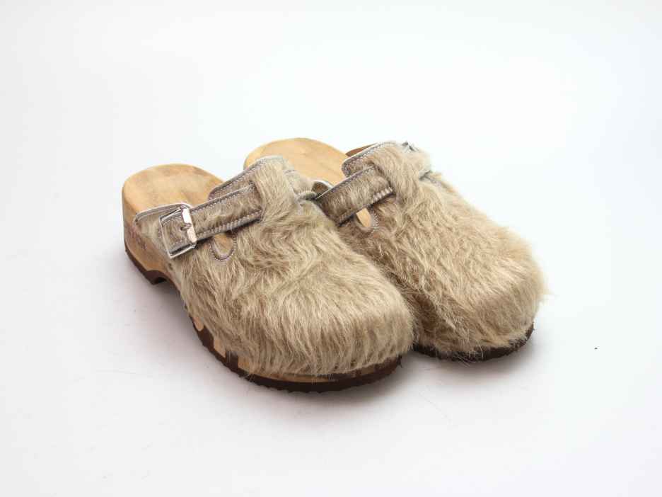 Bewegliche Clogs mit Absatz in Fell