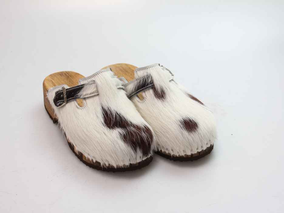 Bewegliche Clogs mit Absatz in Fell