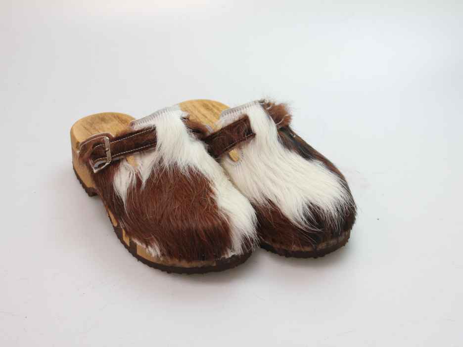 Bewegliche Clogs mit Absatz in Fell