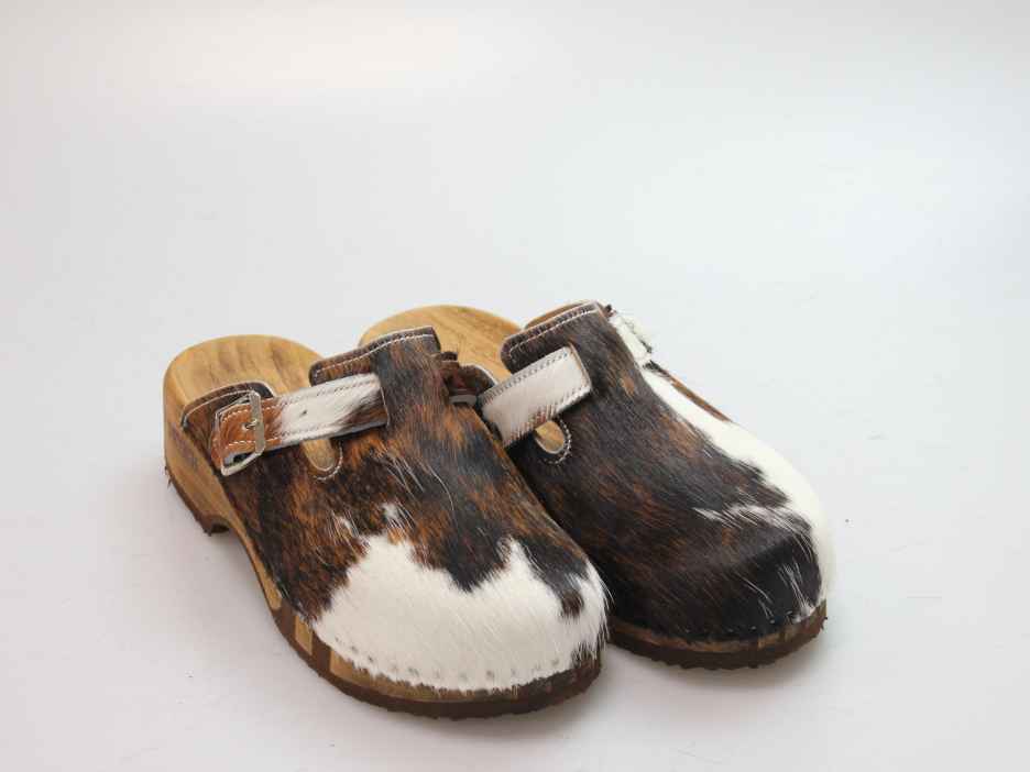 Bewegliche Clogs mit Absatz in Fell