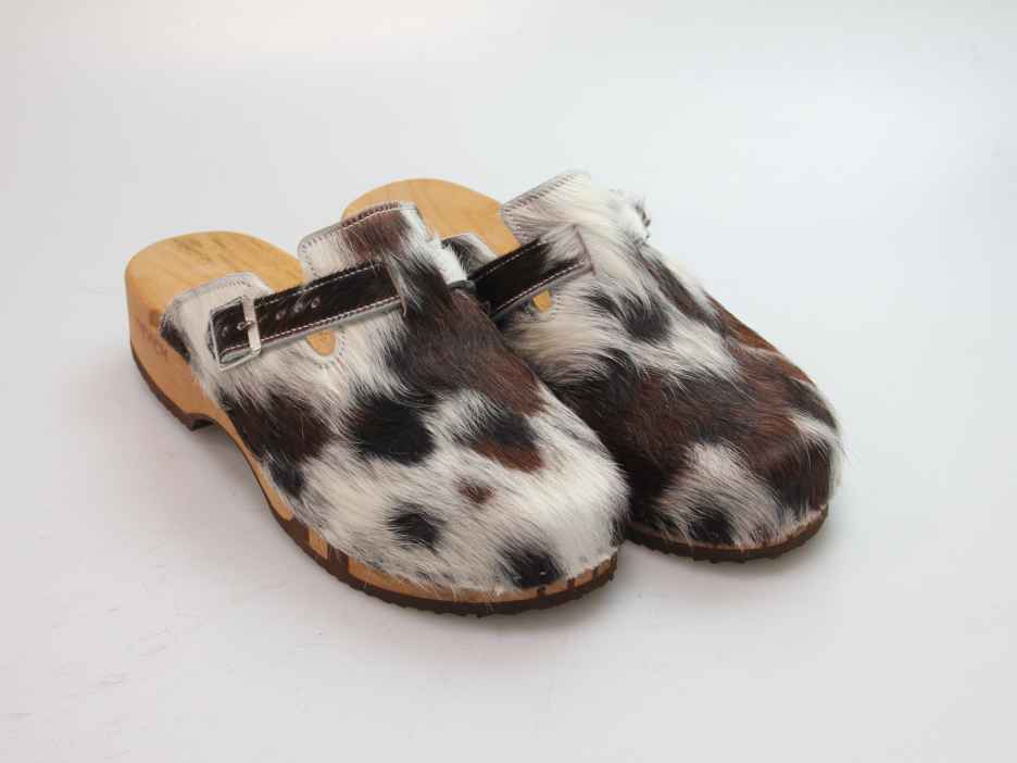 Bewegliche Clogs mit Absatz in Fell