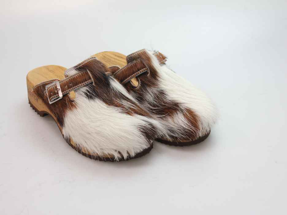 Bewegliche Clogs mit Absatz in Fell