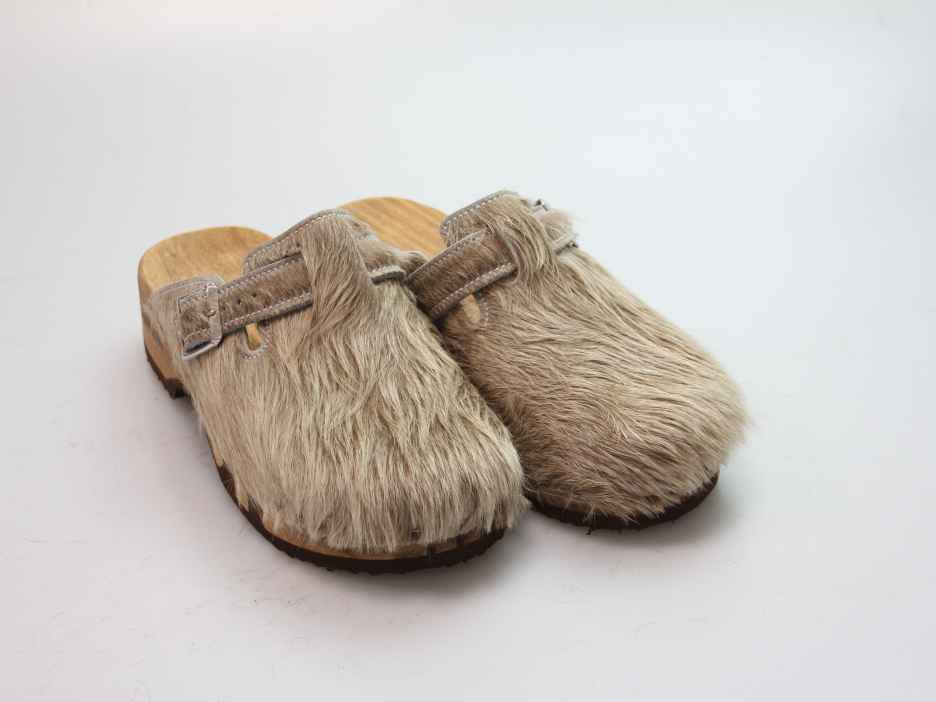 Bewegliche Clogs mit Absatz in Fell