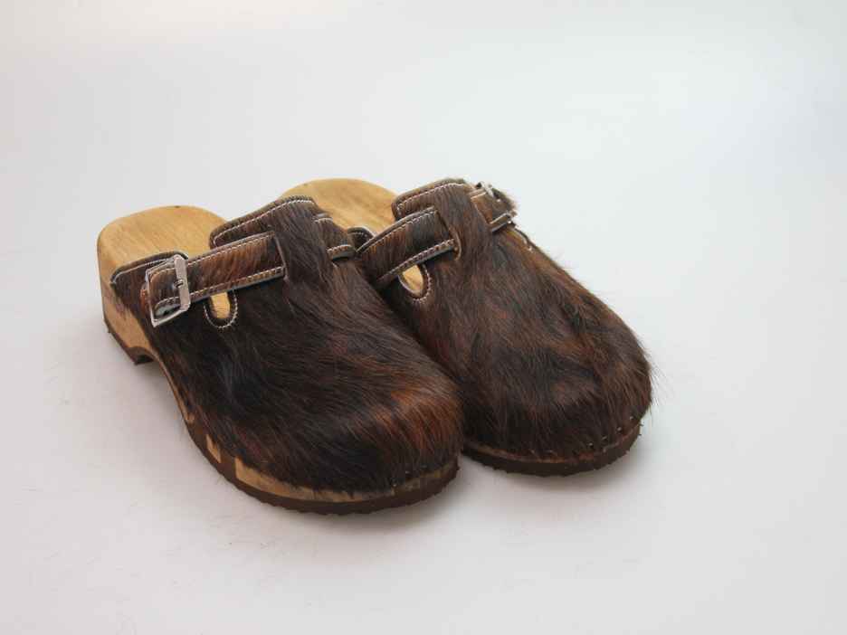 Bewegliche Clogs mit Absatz in Fell