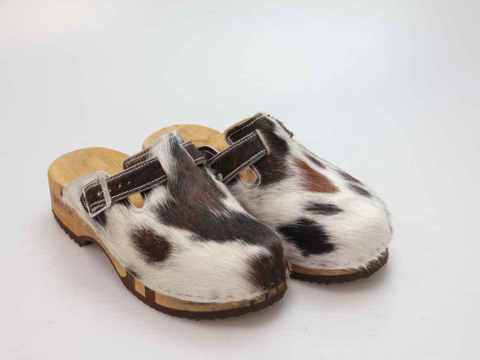 Bewegliche Clogs mit Absatz in Fell