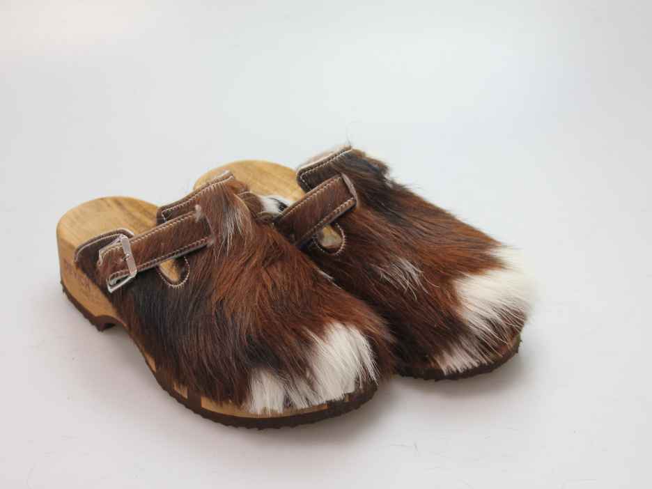 Bewegliche Clogs mit Absatz in Fell