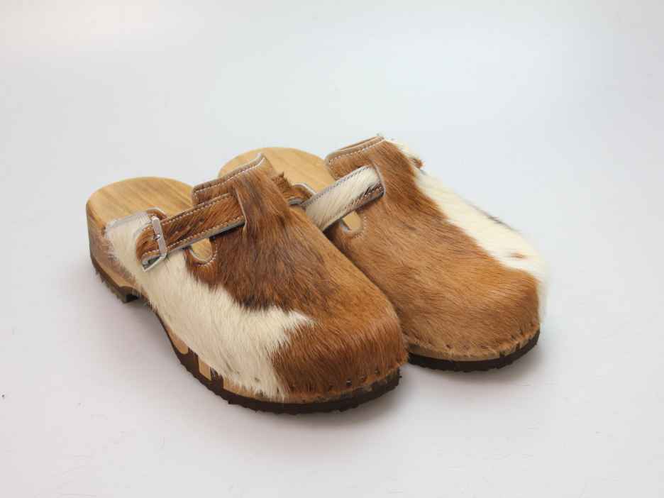 Bewegliche Clogs mit Absatz in Fell
