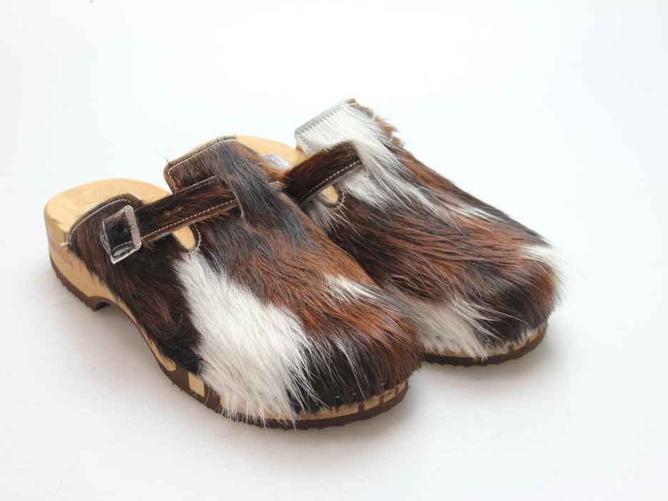 Bewegliche Clogs mit Absatz in Fell