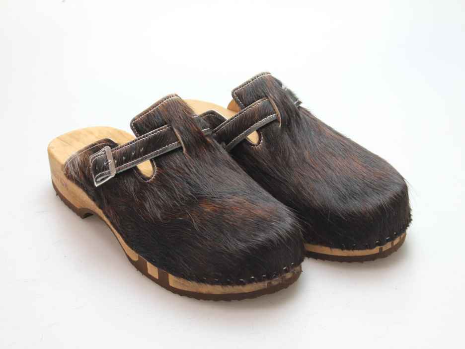 Bewegliche Clogs mit Absatz in Fell