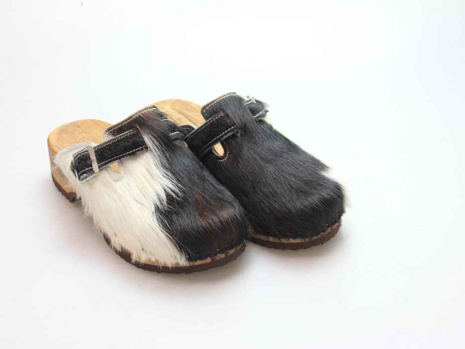 Bewegliche Clogs mit Absatz in Fell