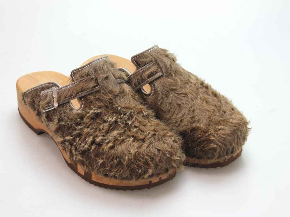 Bewegliche Clogs mit Absatz in Fell