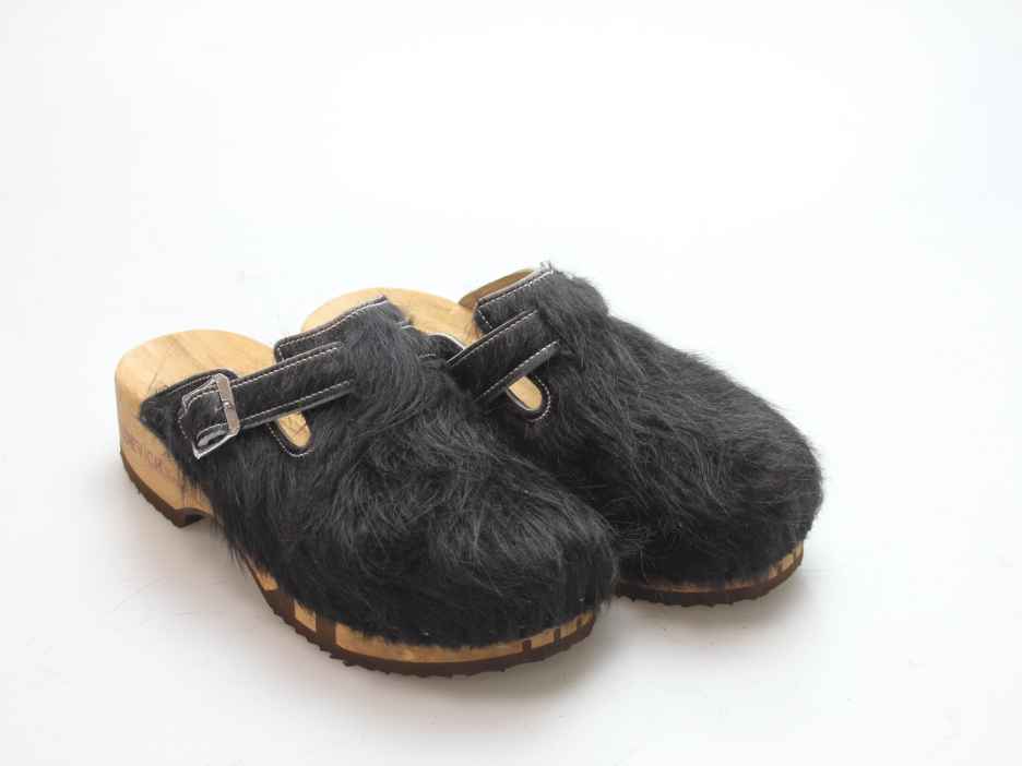 Bewegliche Clogs mit Absatz in Fell