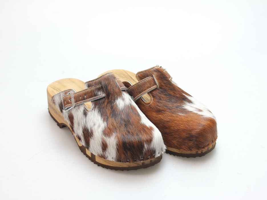 Bewegliche Clogs mit Absatz in Fell