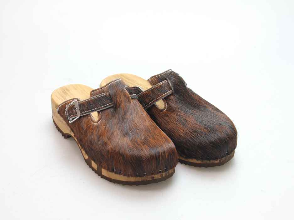 Bewegliche Clogs mit Absatz in Fell