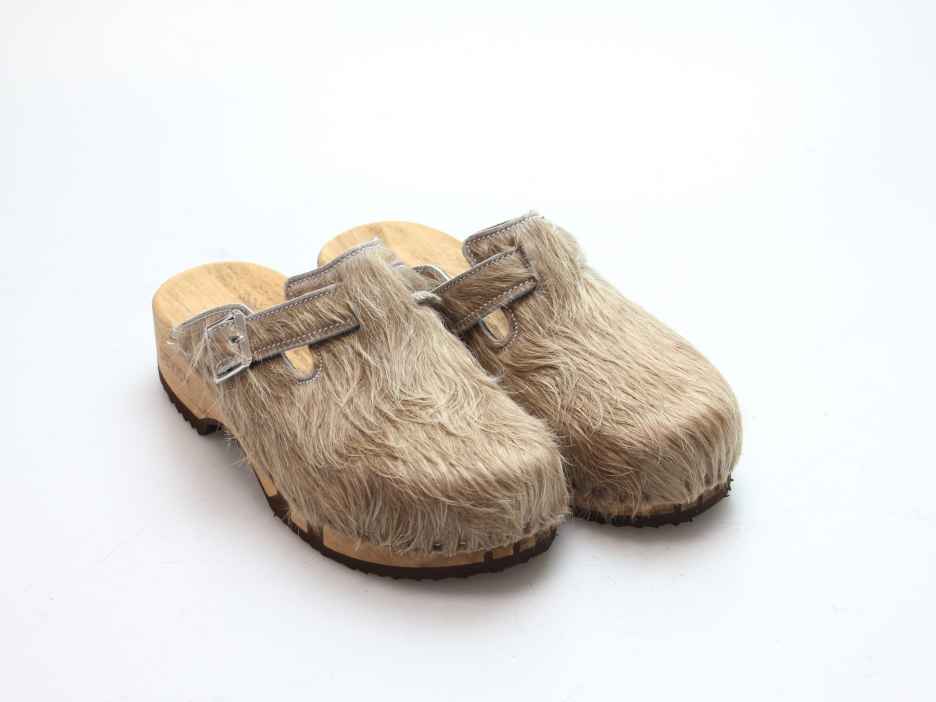 Bewegliche Clogs mit Absatz in Fell