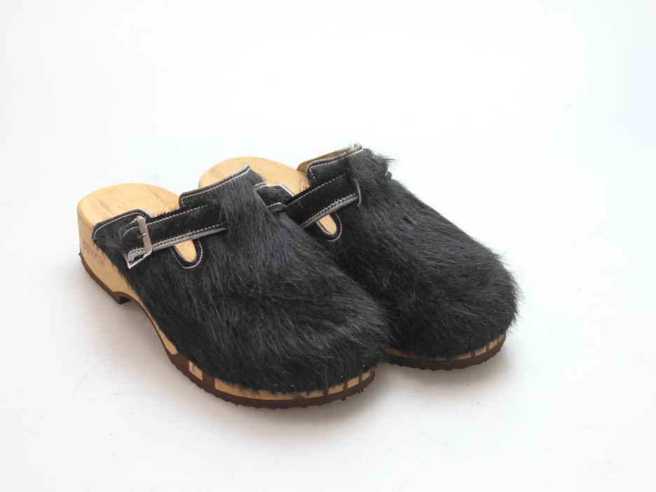 Bewegliche Clogs mit Absatz in Fell