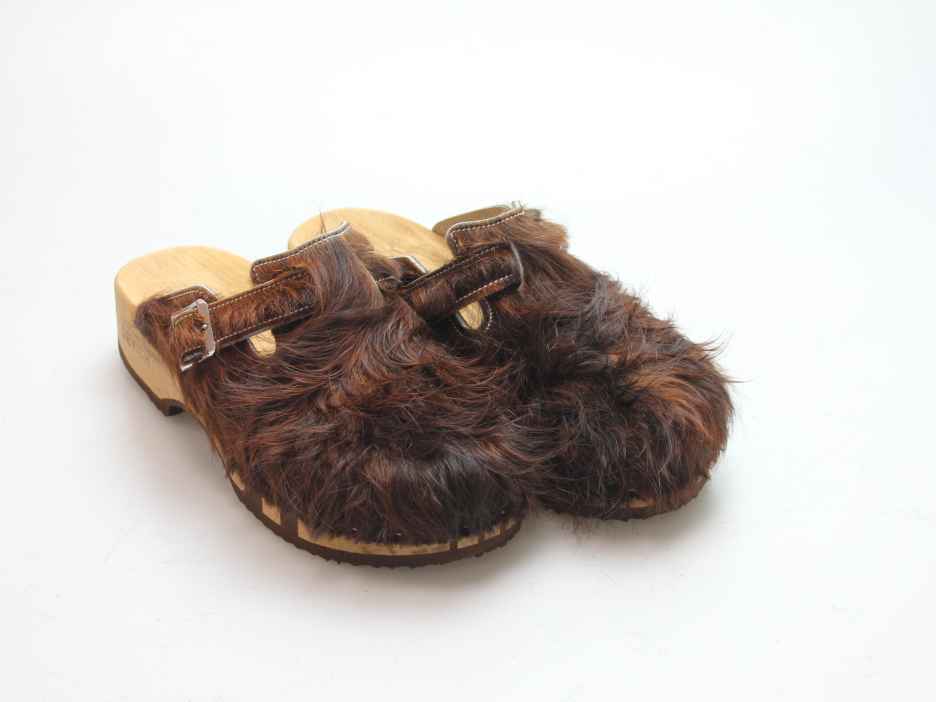 Bewegliche Clogs mit Absatz in Fell