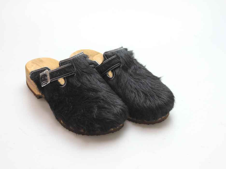 Bewegliche Clogs mit Absatz in Fell