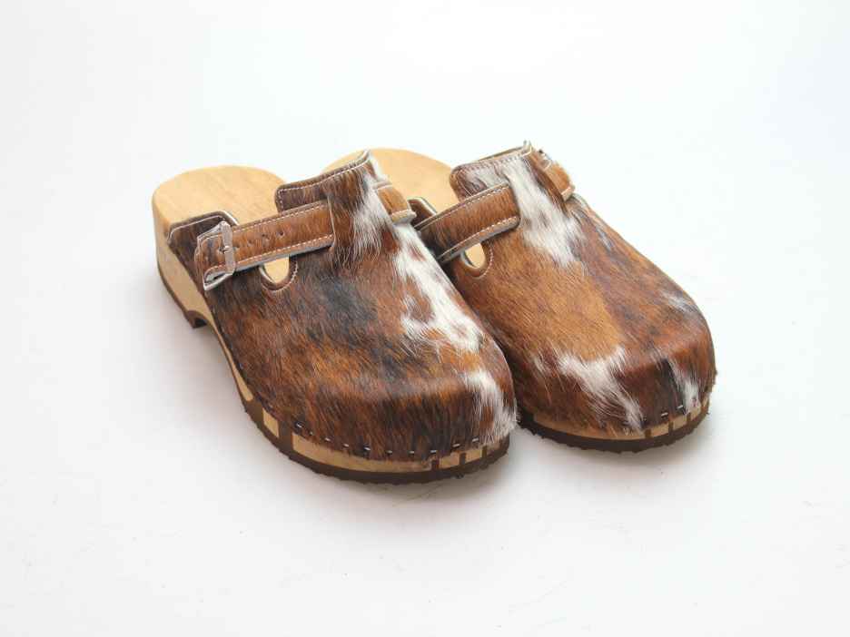 Bewegliche Clogs mit Absatz in Fell