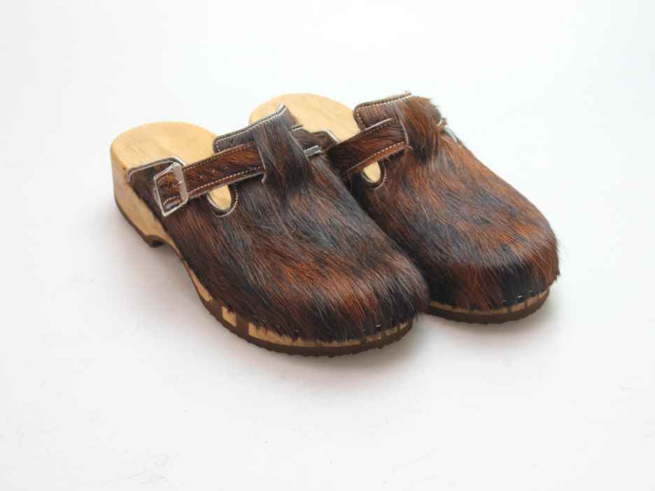 Bewegliche Clogs mit Absatz in Fell