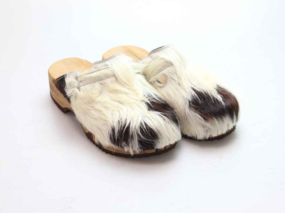 Bewegliche Clogs mit Absatz in Fell
