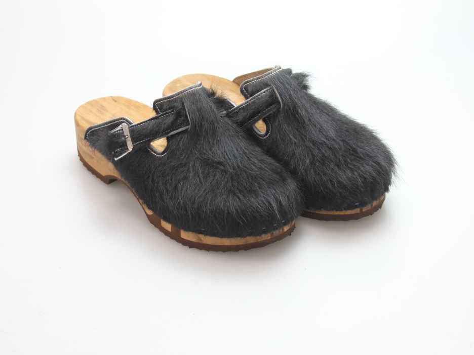 Bewegliche Clogs mit Absatz in Fell